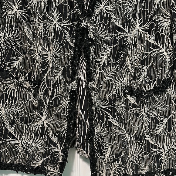 Elegant Black and White Women's jacket with Shoulder Pads - Picture 6 of 16